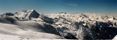 Panorama masivu Le Tougne z horní stanice lanovky na Glacier de la Chiaupe.