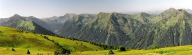 Panorama ze sedla Globuken. Zleva Zinkenkogel, před ním Wurzleiten, Hochswung, Wirtsspitz a Schüttkogel.