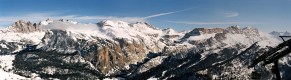 Panorama masivu Puez z horní stanice lanovky Ciampinoi (2254 m.n.m.). Úhel záběru přibližně 100°