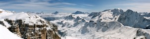 Pohled z vyhlídky Sass Pordoi na údolí Arabby. Nejvyšší vrchol vpravo je Marmolada (3342 m.n.m.), uprostřed Porta Vescovo nad střediskem Arabba. Úhel záběru přibližně 120°